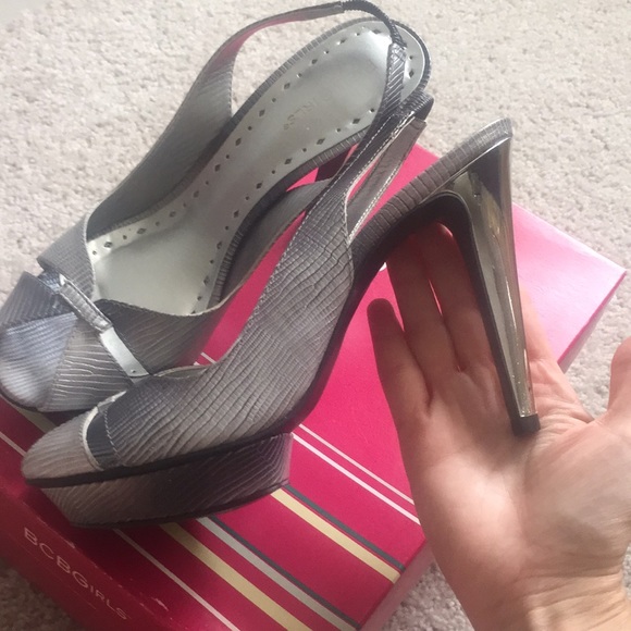 BCBGirls silver lizard platform heels in 7.5 - Picture 3 of 8